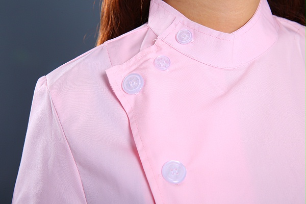 粉色护士制服领口