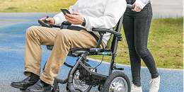 为什么说老年人电动轮椅是安全可靠的代步工具-仟龙医疗
