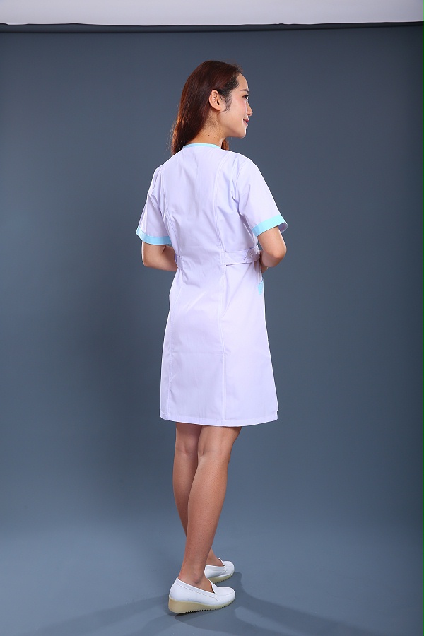 白绿护士制服背面