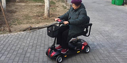 老年人电动轮椅和智能代步车如何选择